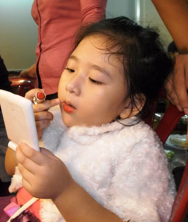 Cẩn thận bôi một vết son nhòe.... Cẩn thận bôi một vết son nhòe....