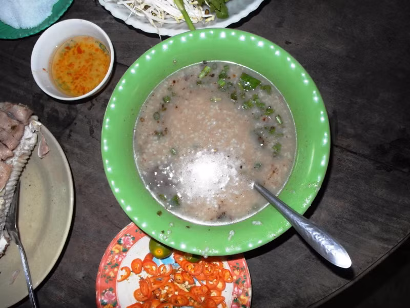 Tô cháo đặc sệt, ngập hành, tiêu.Múc từng muỗng cháo nóng, đưa lên miệng, mồ hôi của thực khách túa ra, hít hà trước vị cay của tiêu, ớt...Mọi mệt mỏi của chuyến hành trình dường như được rũ bỏ.... Tô cháo đặc sệt, ngập hành, tiêu.Múc từng muỗng cháo nóng, đưa lên miệng, mồ hôi của thực khách túa ra, hít hà trước vị cay của tiêu, ớt...Mọi mệt mỏi của chuyến hành trình dường như được rũ bỏ....