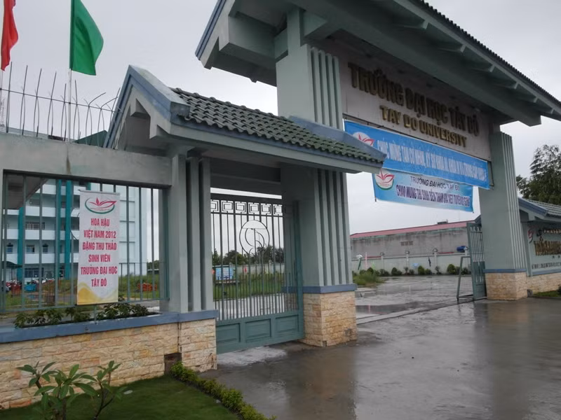 Trường ĐH Tây Đô, nơi Hoa hậu Việt Nam năm 2012 Đặng Thu Thảo theo học lớp Trung cấp Tài chính Ngân hàng. Trường ĐH Tây Đô, nơi Hoa hậu Việt Nam năm 2012 Đặng Thu Thảo theo học lớp Trung cấp Tài chính Ngân hàng.