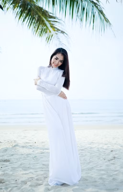 Cát trắng, mây trắng, áo dài trắng....