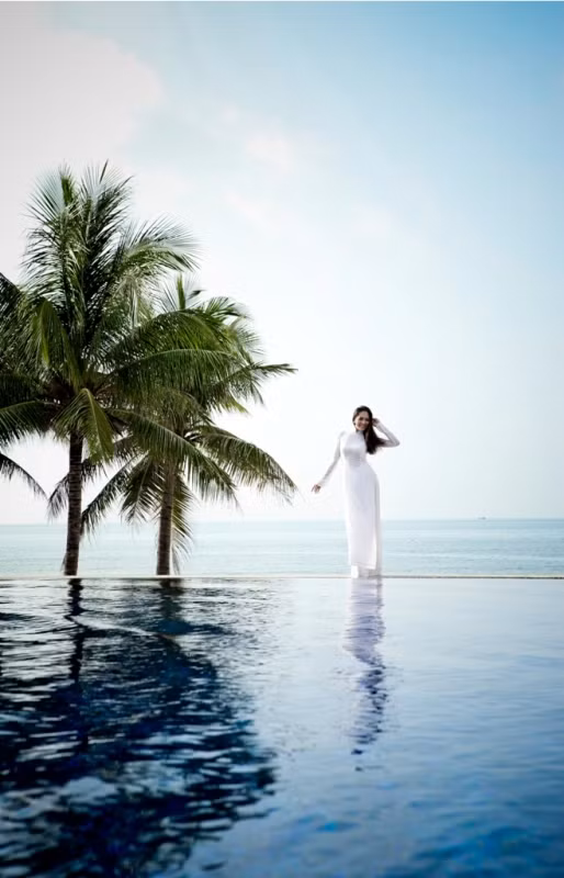 Khung cảnh trời mây quang đãng, biển mênh mông nước, gió vi vu, xào xạc những tán dừa...Thúy Nga mặc áo dài trắng tinh khôi, nổi bật trong một buổi sáng yên lành của miền quê vắng vẻ.