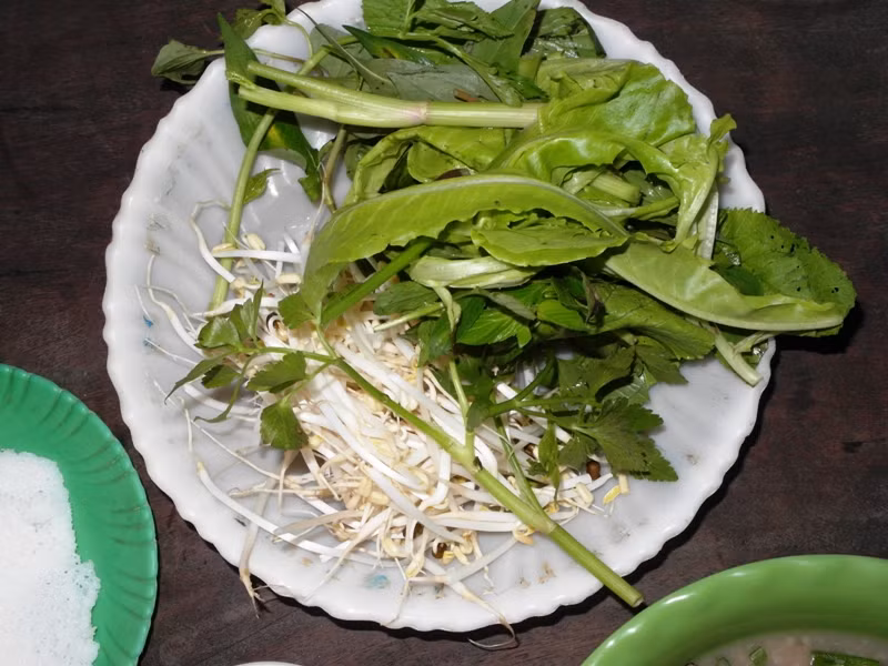 Và không thể thiếu một dĩa rau đủ loại. Nếu không có má heo, tô cháo "chất lượng" thế này chỉ có già 15.000 đồng. Thêm cái má heo nữa, thực khách sẽ phải trả thêm 20.000 đồng. Quá rẻ! Và không thể thiếu một dĩa rau đủ loại. Nếu không có má heo, tô cháo "chất lượng" thế này chỉ có già 15.000 đồng. Thêm cái má heo nữa, thực khách sẽ phải trả thêm 20.000 đồng. Quá rẻ!