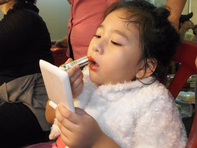 Và bắt đầu công việc rất độc lập đầu tiên: Nhìn gương và thoa son rất sành điệu. Và bắt đầu công việc rất độc lập đầu tiên: Nhìn gương và thoa son rất sành điệu.
