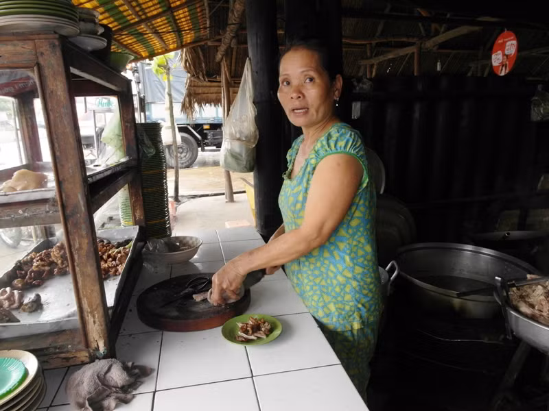 Tay chị Chín An luôn thoăn thoắt... Tay chị Chín An luôn thoăn thoắt...
