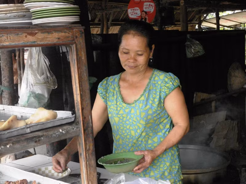 Người đàn bà chân chất này xởi lởi hỏi: "Chú Hai vô ngồi nghỉ, uống trà đợi tui một chút. Chú không ăn gì dặn tui biết nghen. Tui làm tô cháo cho vừa ý chú...". Người đàn bà chân chất này xởi lởi hỏi: "Chú Hai vô ngồi nghỉ, uống trà đợi tui một chút. Chú không ăn gì dặn tui biết nghen. Tui làm tô cháo cho vừa ý chú...".