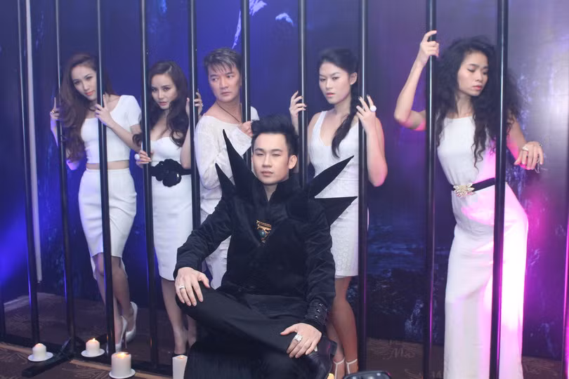 Và "con ma" chủ nhân liveshow Dương Triệu Vũ.