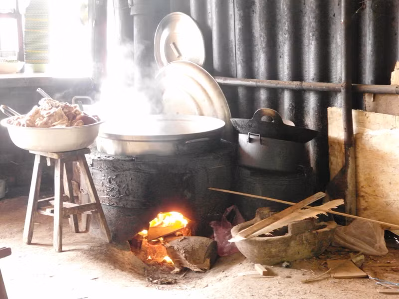 Lửa cháy bập bùng, nồi cháo nghi ngút khói.... Lửa cháy bập bùng, nồi cháo nghi ngút khói....