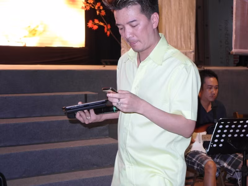 Vừa về nước sau chuyến lưu diễn nước ngoài dài ngày, Mr Đàm đã không kịp nghỉ ngơi, tất bật chuẩn bị cho liveshow Lá thu vàng diễn ra vào tối nay (8/9) tại nhà hát TP.HCM. Anh giản dị với bộ quần áo màu vàng.