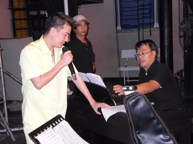Và trao đổi với các nhạc công....