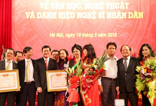 Chủ tịch nước Trương Tấn Sang trao giải thưởng Nghệ sĩ nhân dân cho các nghệ sĩ năm 2012. Chủ tịch nước Trương Tấn Sang trao giải thưởng Nghệ sĩ nhân dân cho các nghệ sĩ năm 2012.