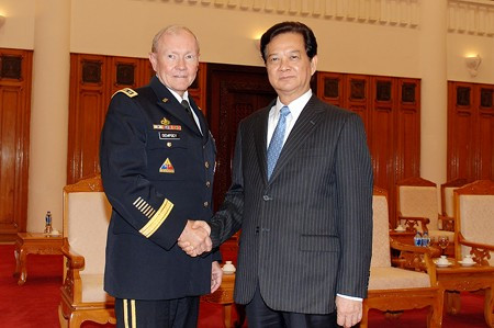 Trong cuộc gặp Thủ tướng Nguyễn Tấn Dũng chiều nay, Đại tướng Martin Dempsey - Chủ tịch Hội đồng Tham mưu trưởng Liên quân Hoa Kỳ khẳng định: Hoa Kỳ có trách nhiệm duy trì hòa bình, ổn định, an ninh, an toàn và tự do hàng hải, hàng không ở khu vực Châu Á - Thái Bình Dương. Ảnh VGP.