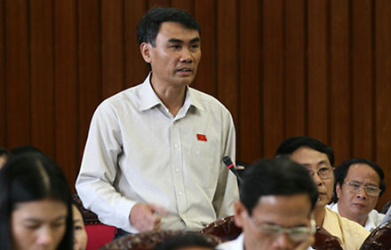 ĐBQH Trần Đình Nhã đã có những phút làm nóng cầu trường khi nói thẳng về quà biếu. ĐBQH Trần Đình Nhã đã có những phút làm nóng cầu trường khi nói thẳng về quà biếu.