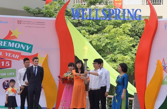 Nghi thức rước đuốc truyền thống của trường Wellspring trong ngày khai giảng. Ảnh: Diệu Linh. Nghi thức rước đuốc truyền thống của trường Wellspring trong ngày khai giảng. Ảnh: Diệu Linh.