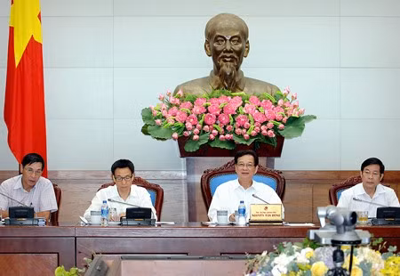 Thủ tướng Nguyễn Tấn Dũng chỉ đạo: Các bộ, ngành, địa phương khẩn trương, nghiêm túc tập trung chỉ đạo đẩy mạnh ứng dụng công nghệ thông tin trong quản lý, điều hành, cung cấp dịch vụ công trực tuyến, nhất là trong những lĩnh vực bức thiết, liên quan đến nhiều người dân và doanh nghiệp. Ảnh: VGP.