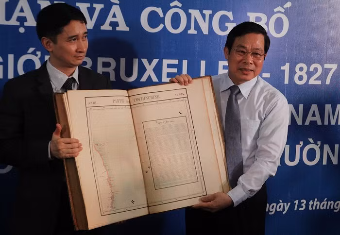 Bộ trưởng Bộ Thông tin và Truyền thông - ông Nguyễn Bắc Son đón nhận bộ Atlas thế giới xuất bản năm 1827, trong đó có các nội dung quan trọng khẳng định chủ quyền của Việt Nam tại hai quần đảo Hoàng Sa và Trường Sa.. Ảnh: Minh Độ.