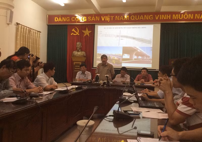 Ông Nguyễn Văn Thịnh cho biết, Vinaconex vẫn triển khai đường dẫn nước số 2, cho dù đã có quyết định khởi tố của Cơ quan điều tra đối với việc thiết kế, phê duyệt, sản xuất và xây lắp tuyến ống truyền tải nước sạch (giai đoạn 1). Ảnh: Ngọc Quang.