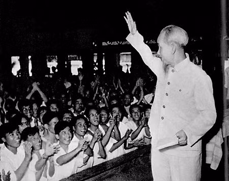 Chủ tịch Hồ Chí Minh căn dặn: "Cách tốt nhất để củng cố và phát triển sự đoàn kết, thống nhất của Đảng là thực hành dân chủ rộng rãi trong Đảng, thường xuyên và nghiêm chỉnh tự phê bình và phê bình, phải có tình đồng chí thương yêu lẫn nhau". Chủ tịch Hồ Chí Minh căn dặn: "Cách tốt nhất để củng cố và phát triển sự đoàn kết, thống nhất của Đảng là thực hành dân chủ rộng rãi trong Đảng, thường xuyên và nghiêm chỉnh tự phê bình và phê bình, phải có tình đồng chí thương yêu lẫn nhau".