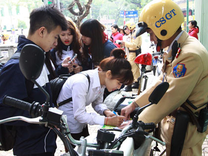 Người dân đang loay hoay không biết làm cách nào có thể đăng ký được xe máy điện. Ảnh minh họa, nguồn internet. Người dân đang loay hoay không biết làm cách nào có thể đăng ký được xe máy điện. Ảnh minh họa, nguồn internet.