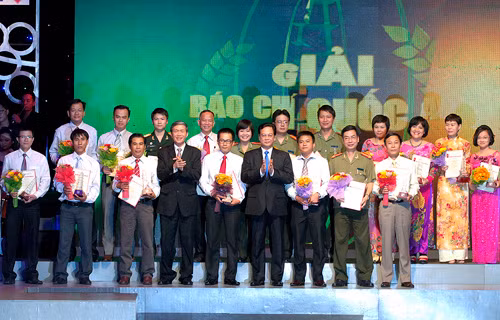 Thủ tướng Nguyễn Tấn Dũng; Đồng chí Đinh Thế Huynh, Ủy viên Bộ Chính trị, Bí thư Trung ương Đảng, Trưởng Ban Tuyên giáo Trung ương chúc mừng các tác giải đoạt giải A tại lễ trao giải báo chí quốc gia 2013. Ảnh: VGP. Thủ tướng Nguyễn Tấn Dũng; Đồng chí Đinh Thế Huynh, Ủy viên Bộ Chính trị, Bí thư Trung ương Đảng, Trưởng Ban Tuyên giáo Trung ương chúc mừng các tác giải đoạt giải A tại lễ trao giải báo chí quốc gia 2013. Ảnh: VGP.