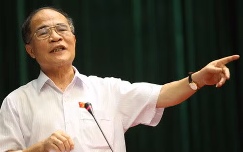 Chủ tịch Quốc hội Nguyễn Sinh Hùng chỉ rõ quyết định của Chánh án TAND TP Hà Nội là vi phạm rất nặng. Chủ tịch Quốc hội Nguyễn Sinh Hùng chỉ rõ quyết định của Chánh án TAND TP Hà Nội là vi phạm rất nặng.