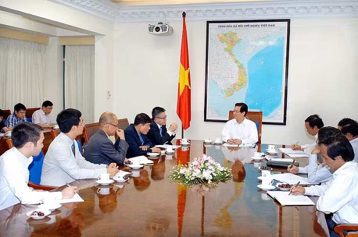 Thủ tướng Nguyễn Tấn Dũng làm việc với các Giáo sư trong nhóm Đối thoại giáo dục. Thủ tướng Nguyễn Tấn Dũng làm việc với các Giáo sư trong nhóm Đối thoại giáo dục.