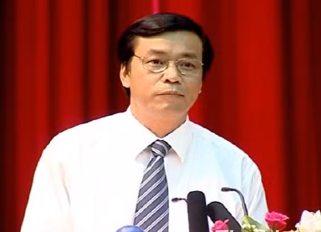 Ông Nguyễn Hạnh Phúc - Chủ nhiệm Văn phòng Quốc hội cho rằng, Bộ Giáo dục vừa biên soạn sách giáo khoa vừa giữ vai trò thẩm định là không khách quan. Ông Nguyễn Hạnh Phúc - Chủ nhiệm Văn phòng Quốc hội cho rằng, Bộ Giáo dục vừa biên soạn sách giáo khoa vừa giữ vai trò thẩm định là không khách quan.