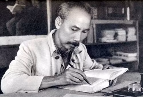 Chủ tịch Hồ Chí Minh luôn quan tâm xây dựng Đảng cầm quyền trong sạch, vững mạnh.