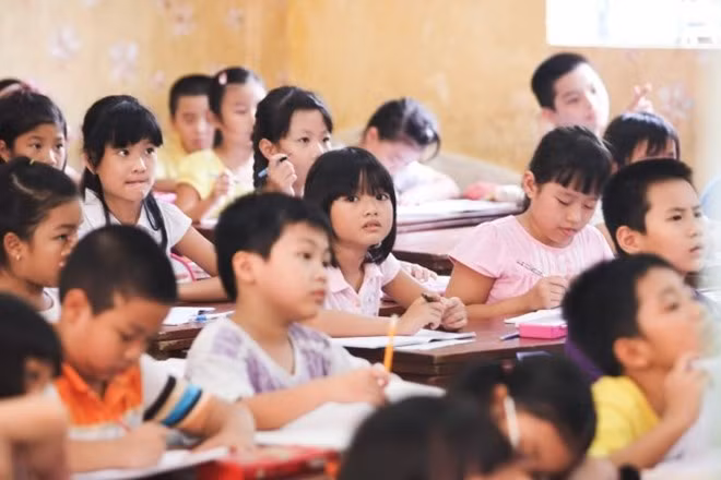 Trường công lập đông đúc khiến nhiều phụ huynh chuyển hướng cho con vào trường tư thục. Trường công lập đông đúc khiến nhiều phụ huynh chuyển hướng cho con vào trường tư thục.