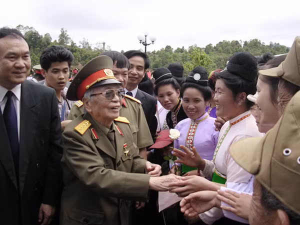 Đại tướng Võ Nguyên Giáp trong một chuyến thăm lại Điện Biên. Đại tướng Võ Nguyên Giáp trong một chuyến thăm lại Điện Biên.