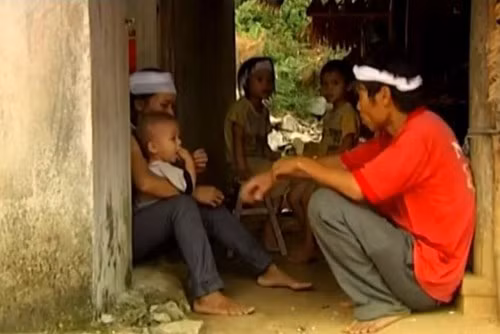 Ba đứa em của bé Phạm Thị Nhung cũng thường xuyên phải nhịn đói. Ba đứa em của bé Phạm Thị Nhung cũng thường xuyên phải nhịn đói.