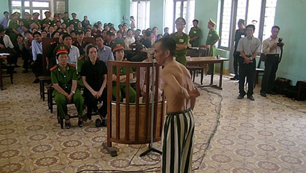 Ông Huỳnh Văn Nén cởi áo, chỉ những vết sẹo mà ông nói là do bị đánh trong tù, tại phiên tòa phúc thẩm (lần 3) “Vụ án vườn điều” ngày 9/3/2005. Ảnh: Tiền phong. Ông Huỳnh Văn Nén cởi áo, chỉ những vết sẹo mà ông nói là do bị đánh trong tù, tại phiên tòa phúc thẩm (lần 3) “Vụ án vườn điều” ngày 9/3/2005. Ảnh: Tiền phong.