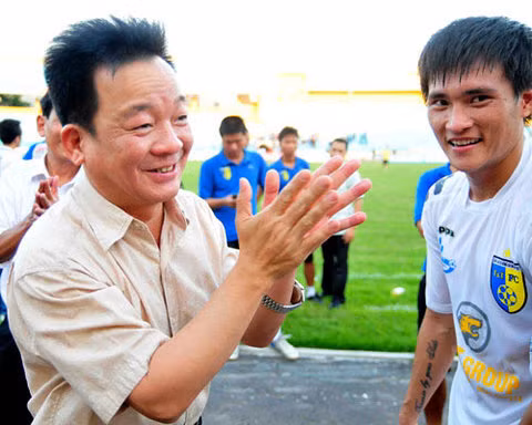 Mối quan hệ của bầu Hiển và hai đội bóng Hà Nội T&T và Đà Nẵng được ví là ông bố với con đẻ và con nuôi.