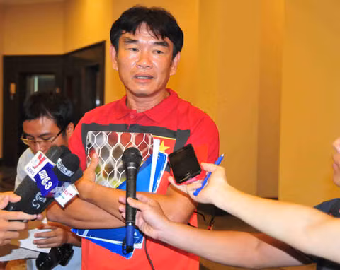 HLV Phan Thanh Hùng trong ngày tập trung chiều qua. HLV Phan Thanh Hùng trong ngày tập trung chiều qua.