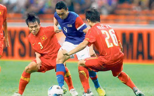 Trước đối thủ rất mạnh Malaysia nhưng ĐTVN đã tự tin với lối chơi bóng ngắn. Trước đối thủ rất mạnh Malaysia nhưng ĐTVN đã tự tin với lối chơi bóng ngắn.