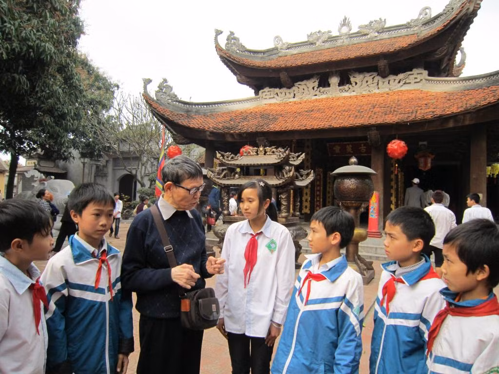 Ông Thìn kể chuyện lịch sử Đền Đô, truyền thống thiếu niên với các học sinh trường THCS Xuân Hương – Bắc Giang. Ông Thìn kể chuyện lịch sử Đền Đô, truyền thống thiếu niên với các học sinh trường THCS Xuân Hương – Bắc Giang.