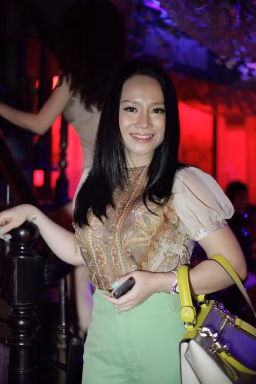 Thu Phượng - vợ cây hài Thành Trung tươi tắn trước ống kính.