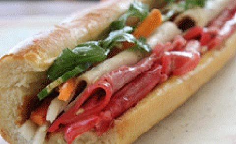 Theo báo Restaurant News, trước đây bánh mì Việt Nam thường chỉ xuất hiện ở những quán ăn dành cho người Việt hoặc châu Á nhưng nay nó đã có mặt thường xuyên trong thực đơn của nhiều nhà hàng tại New York, và trên các xe tải nhỏ Nom Nom bán thực phẩm ở Los Angeles, San Francisco. Ảnh: Bánh mì Việt Nam đang trở thành món ăn thu hút sự chú ý trên đất Mỹ (Restaurant News).