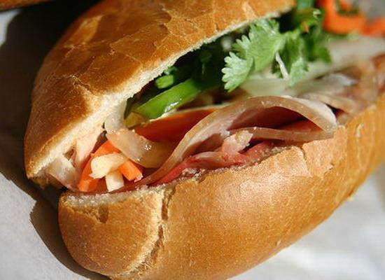 Các nguyên liệu nói trên được bày biện trong một chiếc bánh mì thơm phức, luôn sẵn sàng phục vụ người ăn.