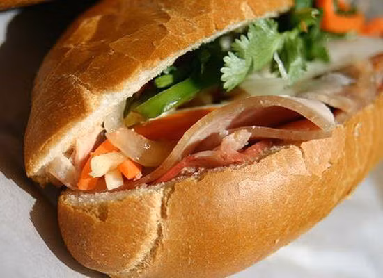 Các nguyên liệu nói trên được bày biện trong một chiếc bánh mì thơm phức, luôn sẵn sàng phục vụ người ăn.