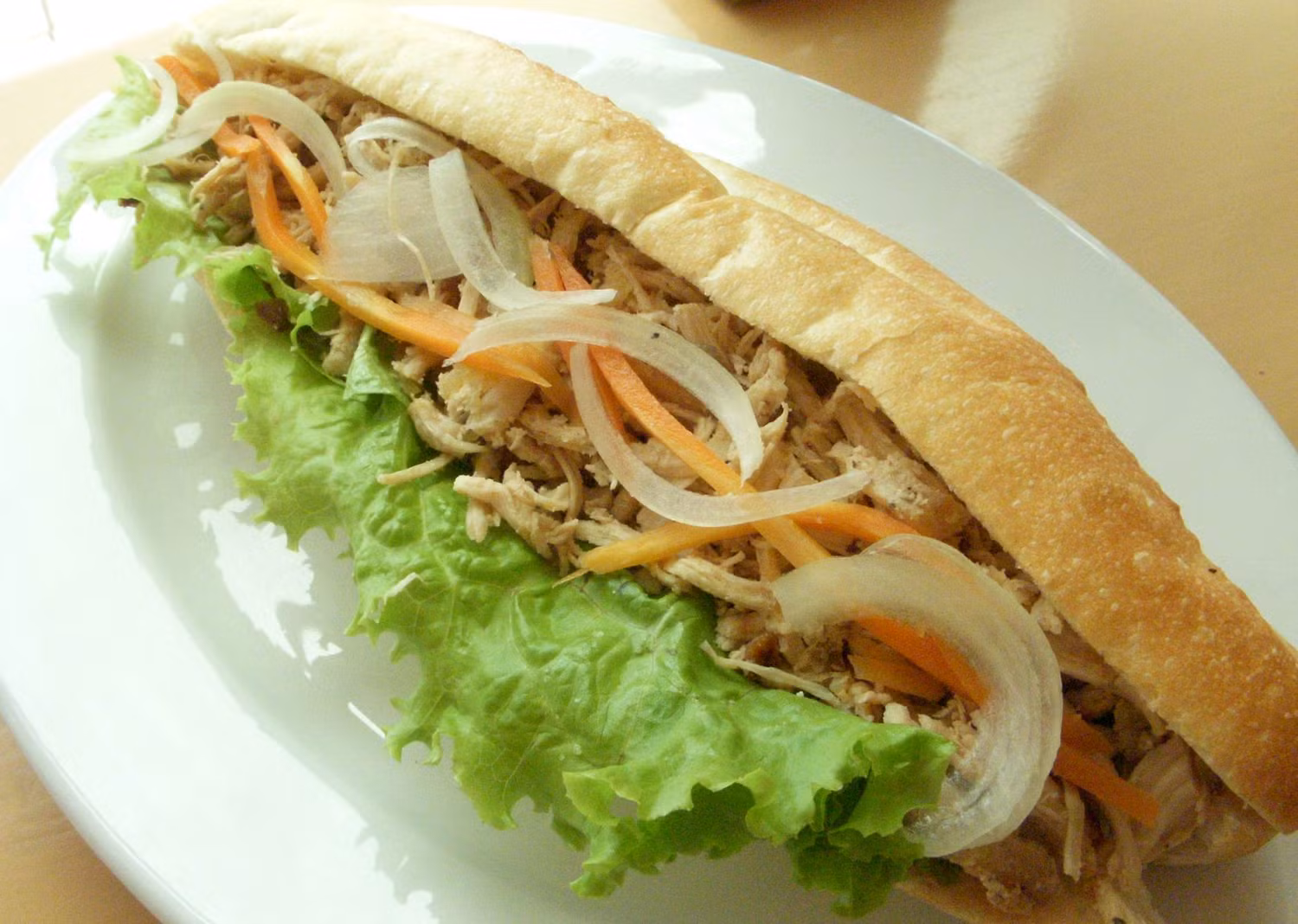 Các loại rau: dưa chuột thái mỏng, rau mùi (ngò), đồ chua, dọc hành, hành tây, húng thơm,... Nước sốt, gia vị: xì dầu, nước mắm, nước tương, tiêu, nước sốt, bột canh, tương ớt v.v.