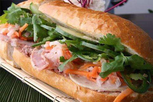 Nếu ở Sài Gòn, nhắc đến bánh mì, người dân Sài thành có thể kể vanh vách những cái tên mà hàng chục năm nay luôn khiến họ " chảy nước miếng" vì thòm thèm mỗi khi nhắc đến như: Bánh mì Như Lan, Hà Nội, Lệ…