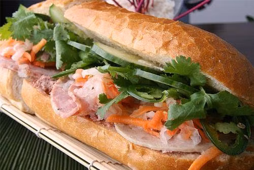 Nếu ở Sài Gòn, nhắc đến bánh mì, người dân Sài thành có thể kể vanh vách những cái tên mà hàng chục năm nay luôn khiến họ " chảy nước miếng" vì thòm thèm mỗi khi nhắc đến như: Bánh mì Như Lan, Hà Nội, Lệ…
