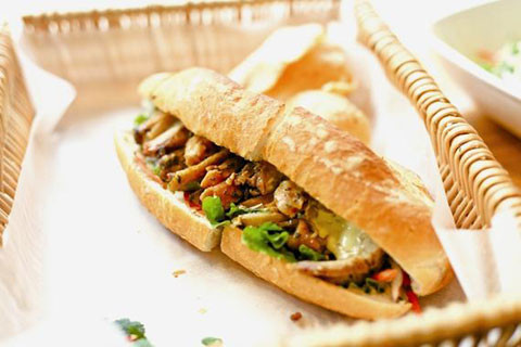 Bánh mì Việt Nam thông thường làm từ bột mì và bột gạo với vỏ bánh cứng, giòn. Các thực phẩm bên trong tùy theo vùng miền, thường bao gồm: thịt lợn quay, thịt băm hầm với gia vị, thịt xíu mại, pa tê gan, lạp xường,, trứng rán, chả,, bì, bơ, mỡ hành...,