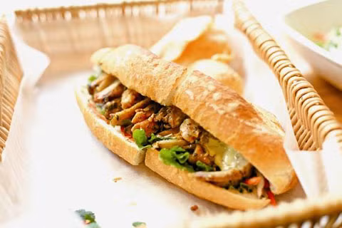 Bánh mì Việt Nam thông thường làm từ bột mì và bột gạo với vỏ bánh cứng, giòn. Các thực phẩm bên trong tùy theo vùng miền, thường bao gồm: thịt lợn quay, thịt băm hầm với gia vị, thịt xíu mại, pa tê gan, lạp xường,, trứng rán, chả,, bì, bơ, mỡ hành...,