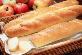 Bánh mì Huế được làm bằng bột pha theo công thức gia truyền. Vỏ bánh mì vàng ruộm, giòn tan, nhưng ruột bánh lại trắng như bông, ăn vào vừa mềm lại có độ dai vừa phải. Một suất bánh mì bít tết đầy đủ từ thịt bò bít tết, xíu mại, trứng ốp, bánh mỳ cho đến đĩa dưa chuột chua ngọt giòn tan.