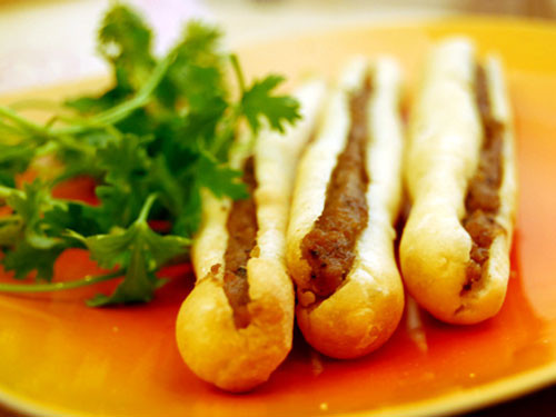 Bánh mì cay là món đặc sản của đất cảng Hải Phòng. Món ăn ấy được coi như "của để dành" của người miền biển.