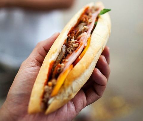 Bánh thường được nướng nóng giòn từ trước, sau đó người bán sẽ rạch một đường dọc theo thân bánh và cho lần lượt theo thứ tự gia vị, bơ, thịt (hoặc trứng, chả, thịt xá xíu...), gắp một chút rau (dưa chuột, rau mùi, hành...) để lên trên phần nhân thịt đã có và rưới nước sốt (tương ớt, xì dầu...).