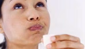 Người súc miệng vào buổi sáng sẽ ít có nguy cơ mắc bệnh viêm răng lợi, sâu răng, viêm nhiễm đường hô hấp trên, viêm phổi, viêm phế quản. Người súc miệng vào buổi sáng sẽ ít có nguy cơ mắc bệnh viêm răng lợi, sâu răng, viêm nhiễm đường hô hấp trên, viêm phổi, viêm phế quản.