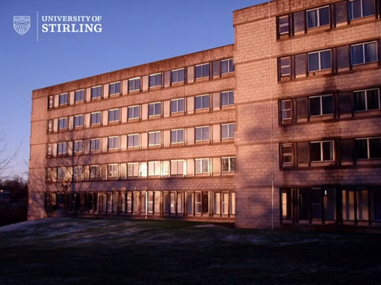 Được thành lập vào năm 1967, Stirling được đánh giá là 1 trong 20 trường đại học hàng đầu tại Anh về chất lượng giảng dạy. Toàn trường hiện có khoảng 10.000 sinh viên đang theo học. Được thành lập vào năm 1967, Stirling được đánh giá là 1 trong 20 trường đại học hàng đầu tại Anh về chất lượng giảng dạy. Toàn trường hiện có khoảng 10.000 sinh viên đang theo học.