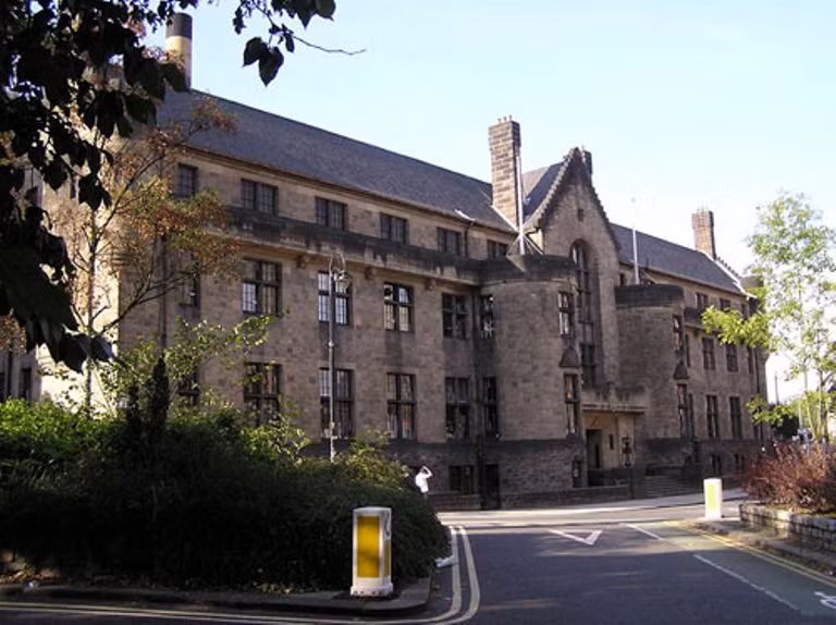 Đại học Glasgow luôn dành cho sinh viên quốc tế sự chăm sóc hoàn hảo nhất. Những khu ký túc xá rộng lớn luôn đảm bảo chỗ ở, đầy đủ tiện nghi và nằm ngay gần trường, tạo điều kiện thuận lợi nhất cho sinh viên nghiên cứu. Đại học Glasgow luôn dành cho sinh viên quốc tế sự chăm sóc hoàn hảo nhất. Những khu ký túc xá rộng lớn luôn đảm bảo chỗ ở, đầy đủ tiện nghi và nằm ngay gần trường, tạo điều kiện thuận lợi nhất cho sinh viên nghiên cứu.
